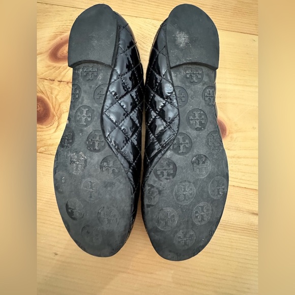 Tory Burch Women’s Quinn Quilted Patent Leather Gold Logo Black Ballet Flats 8M - Picture 6 of 8